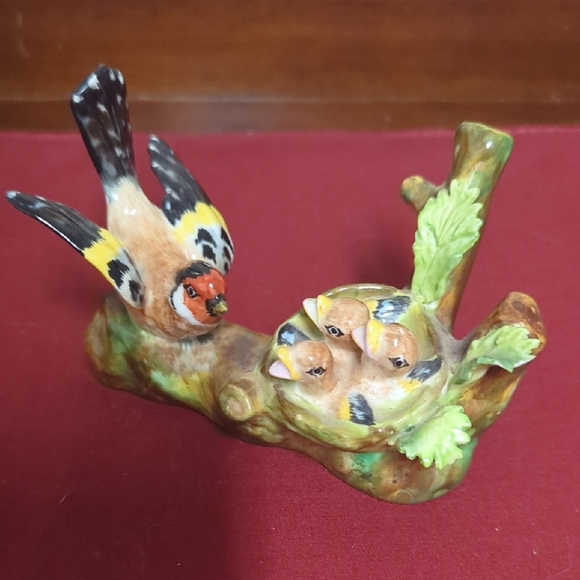 Royal Doulton Goldfinch with Nest Figurine – Designed by J.T. Jones Vintage Porc - Picture 2 of 8